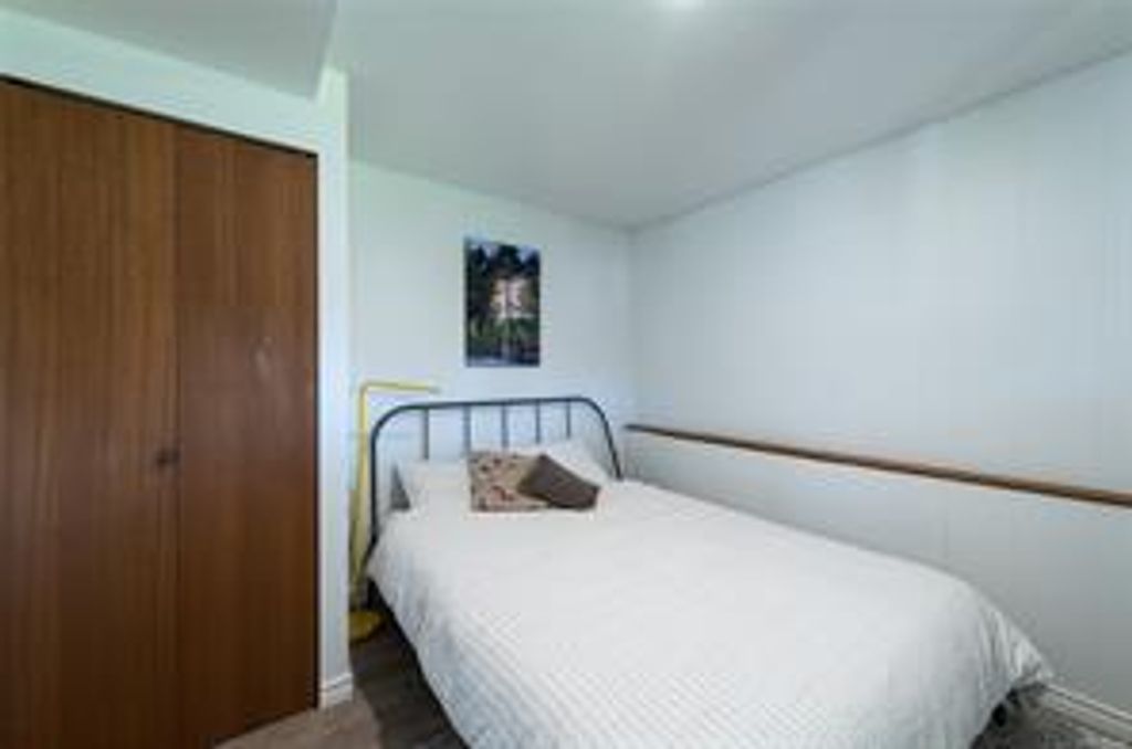 listing image 16048963678680710416