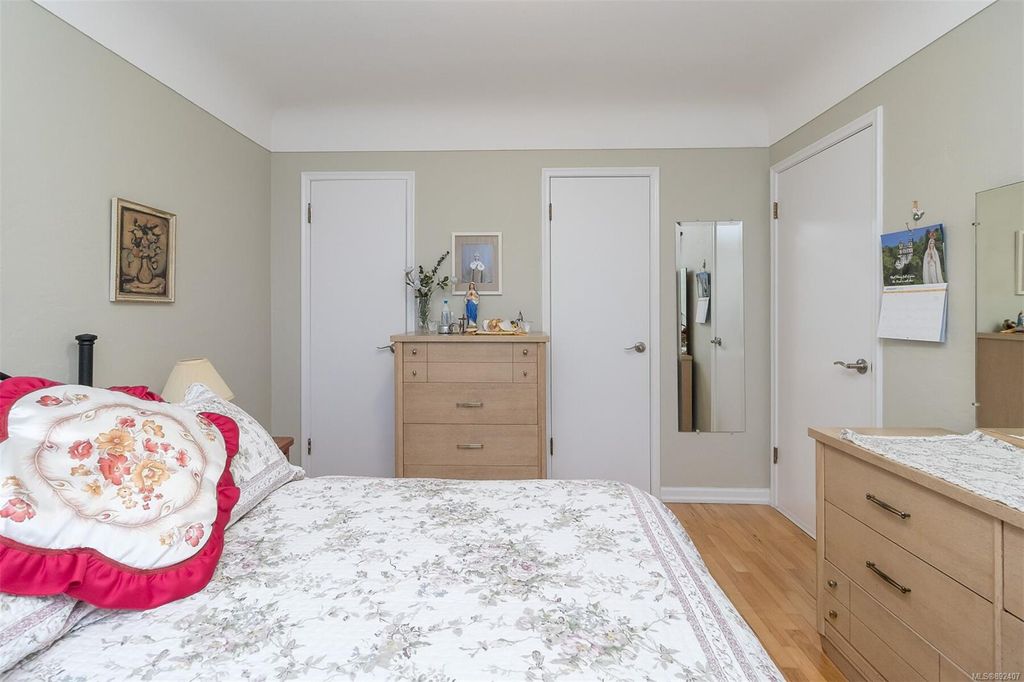 listing image 16047653825111853038