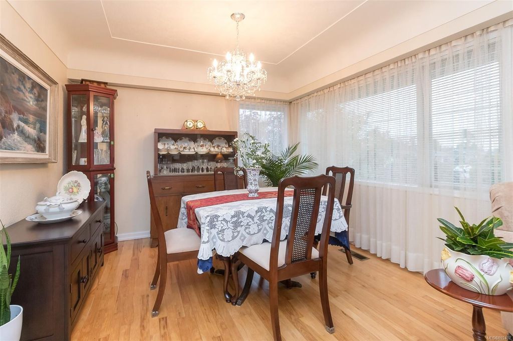 listing image 16041457491457963528