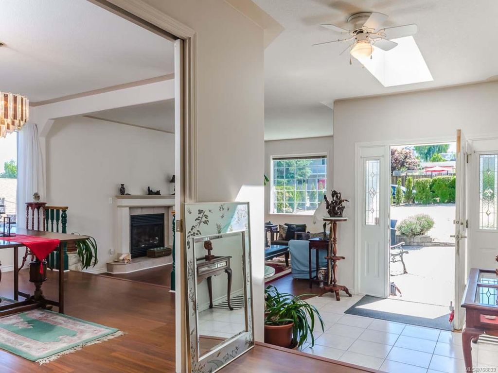 listing image 16047542300733713838