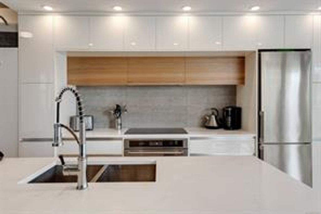 listing image 16042527105386