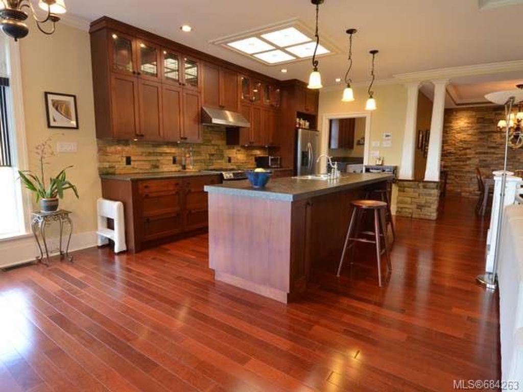 listing image 16047776774324347038