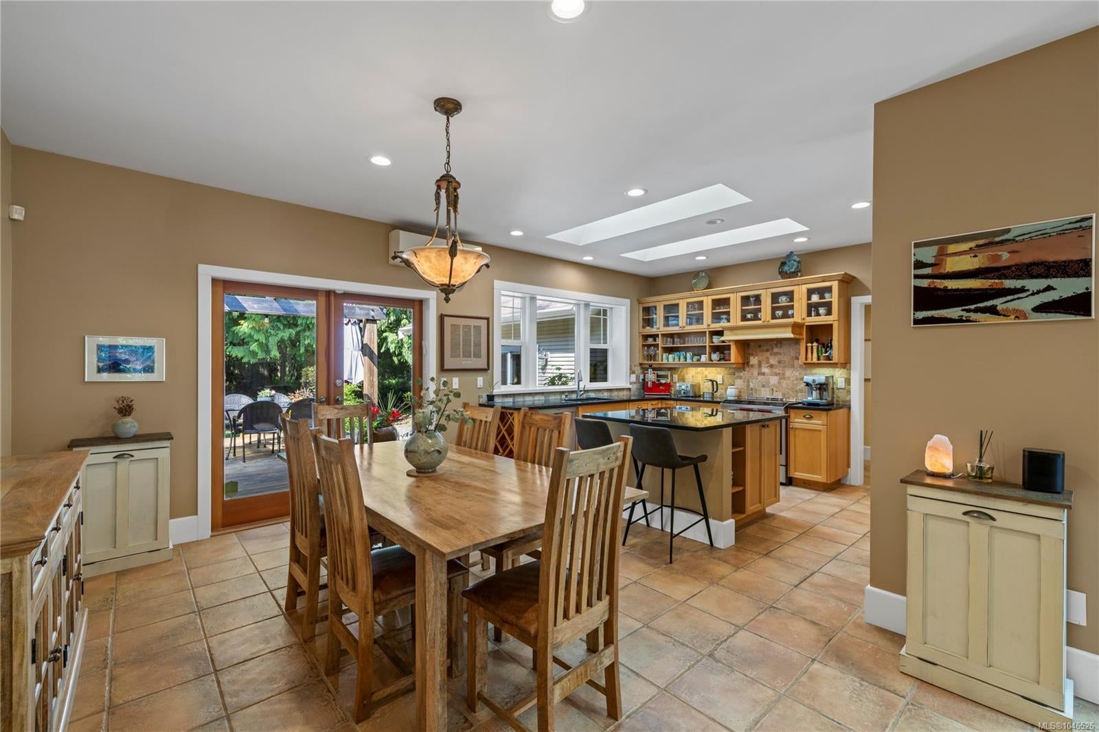 825 Fern Rd E