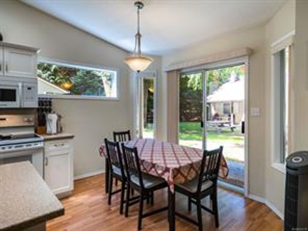 listing image 16048985659453387237