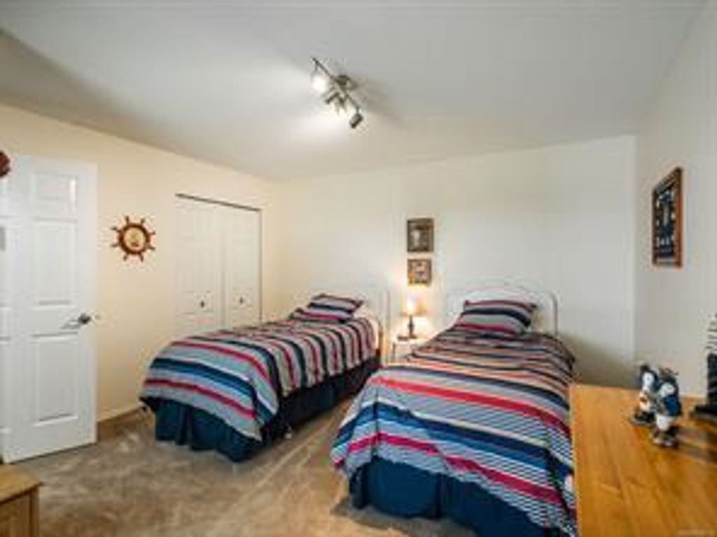 listing image 16041091073389154367