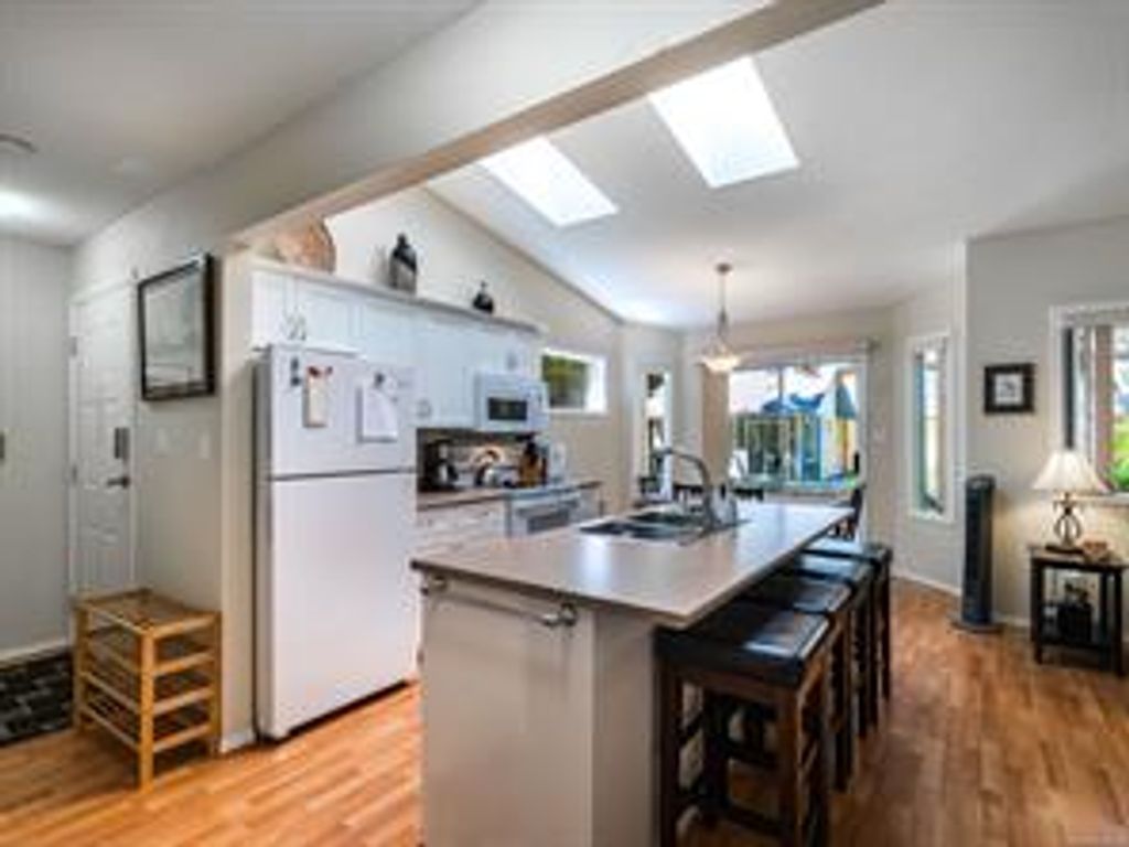 listing image 16046895214277252565