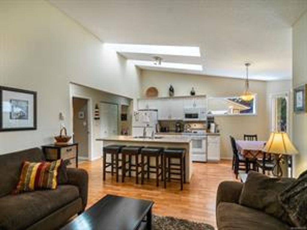 listing image 16043069685185159746