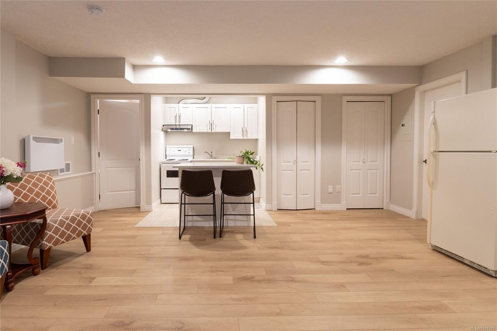 listing image 16049240351173379493