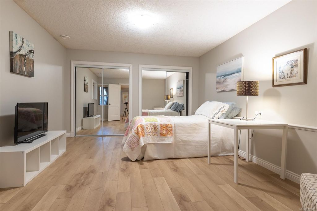 listing image 16041178999611356035