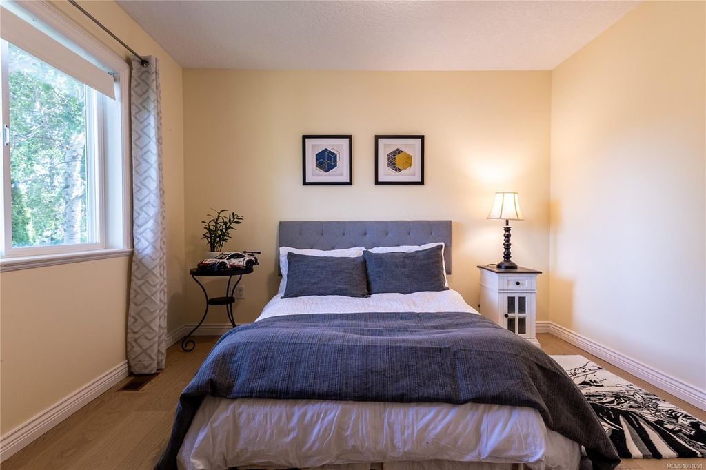 listing image 16043343458951928518