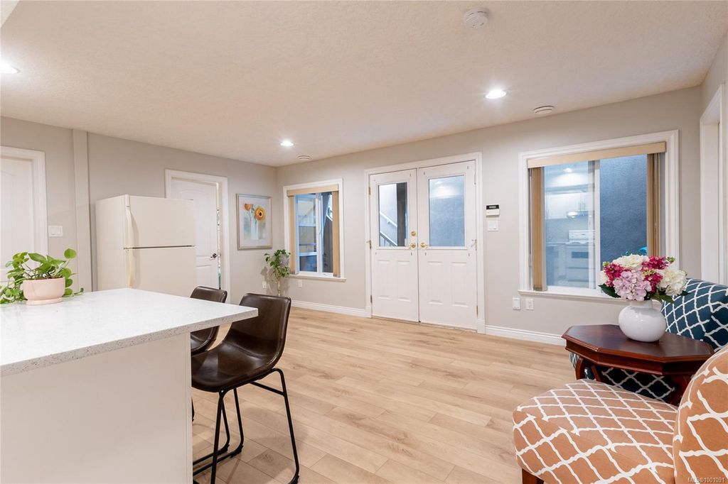 listing image 16049755653356714907