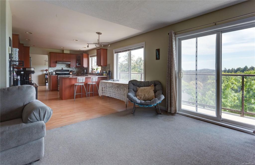 listing image 16048334159393405609