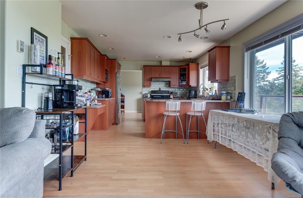 listing image 16041808455320848456