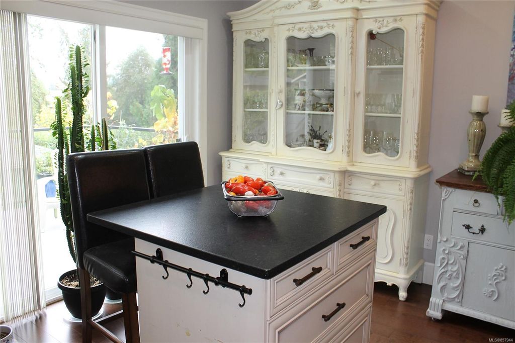 listing image 16046957992974421070