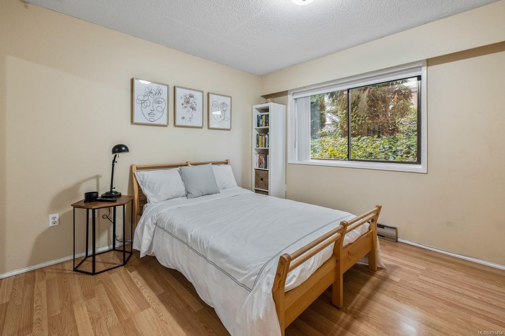 listing image 16048934092934191605
