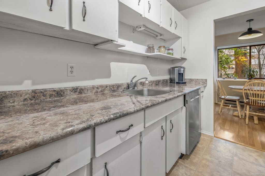 listing image 16044651637660852030