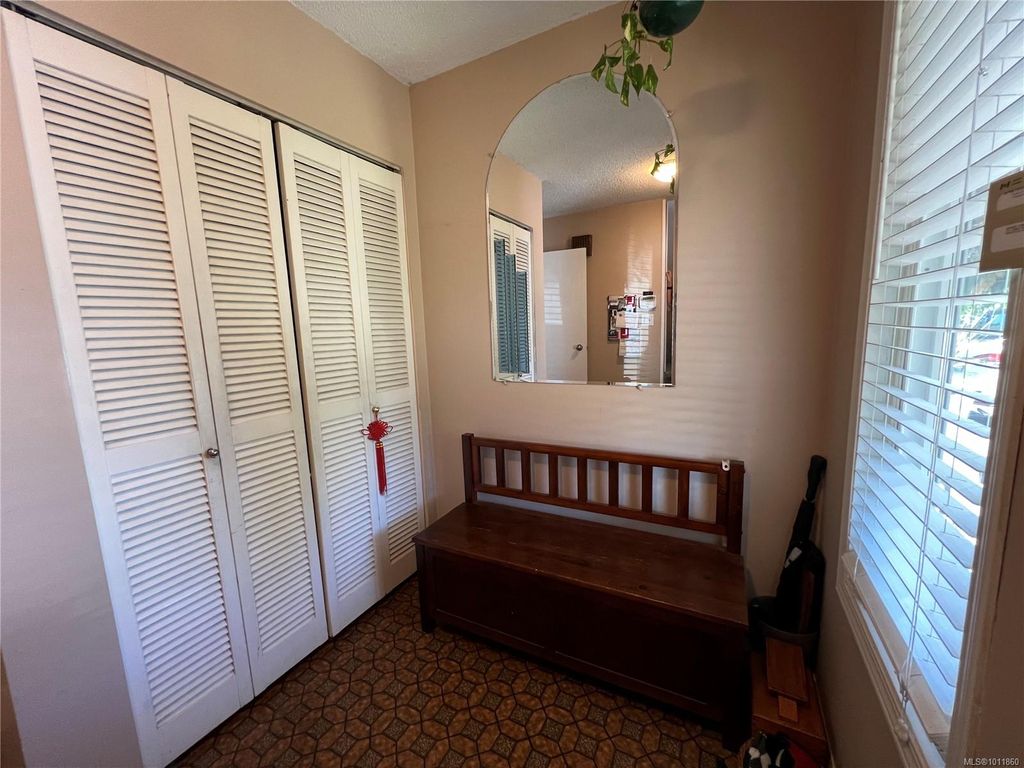 listing image 16046631821359793921