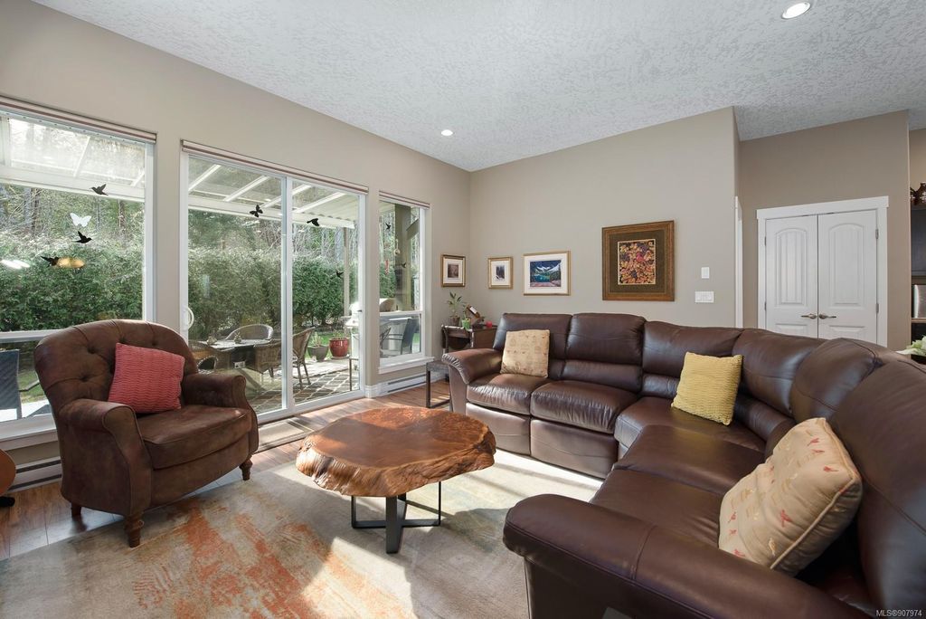 listing image 16041175062092