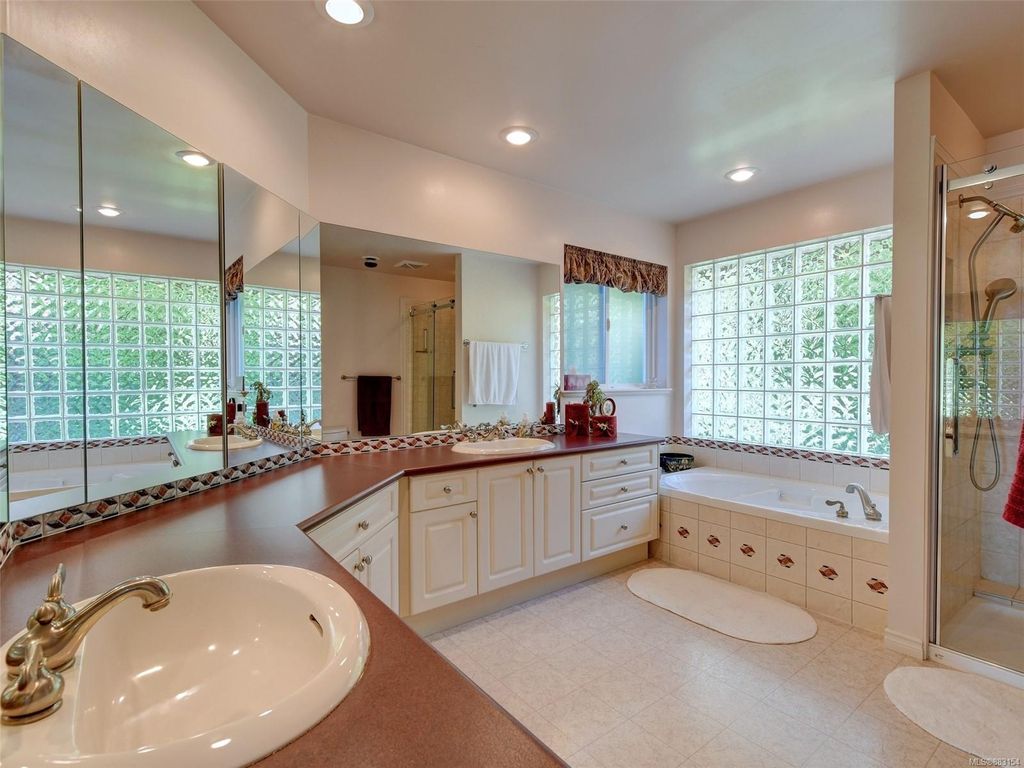 listing image 16041299309774