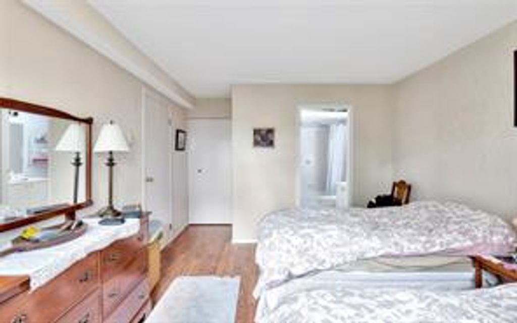 listing image 16042591354344393185