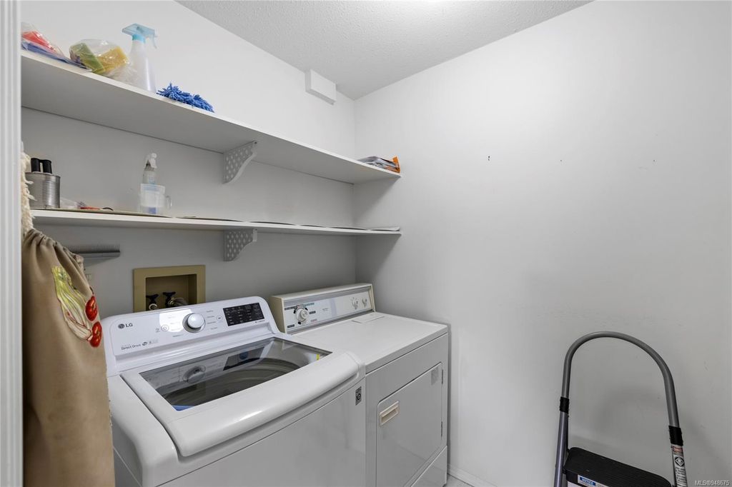 listing image 16046323039560082946