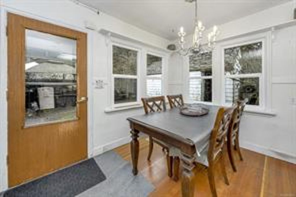 listing image 16045874320447677054