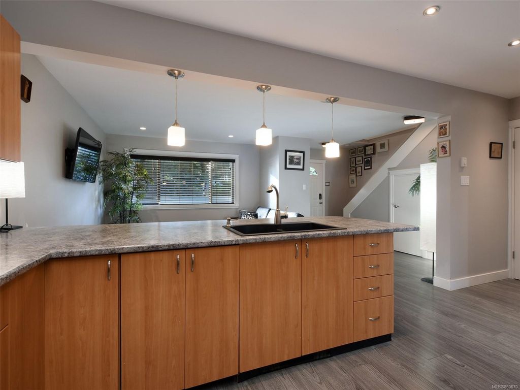 listing image 16048361346090084250