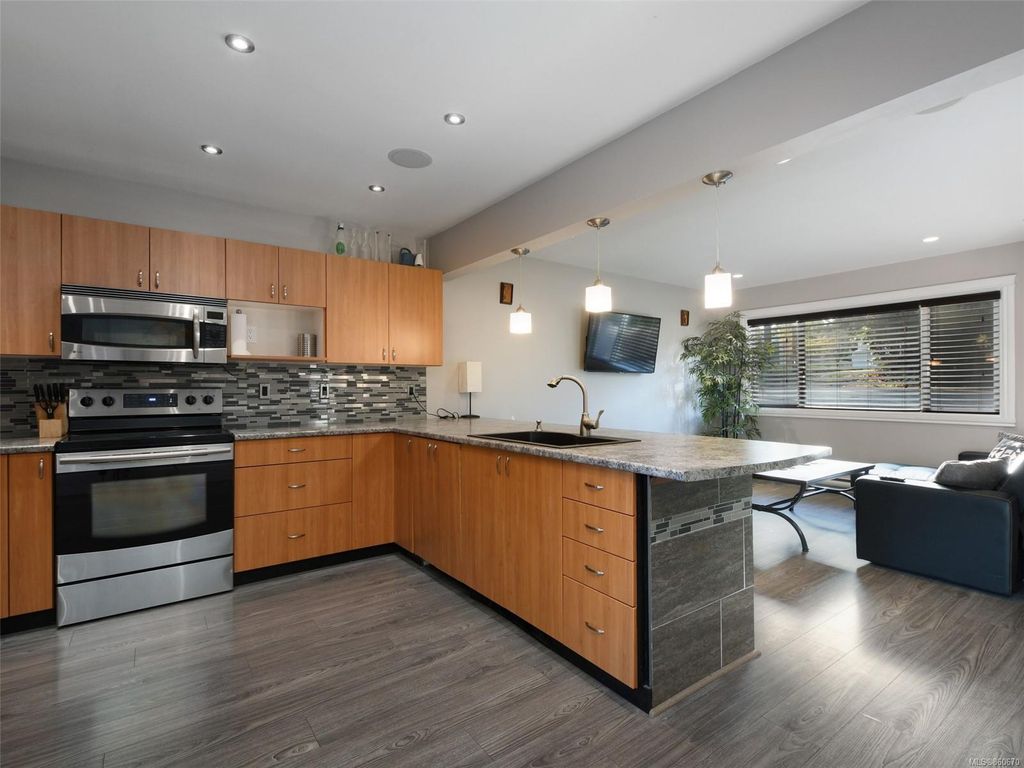 listing image 16048687208642252413