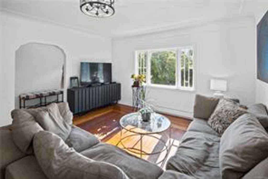 listing image 16041946560594220873