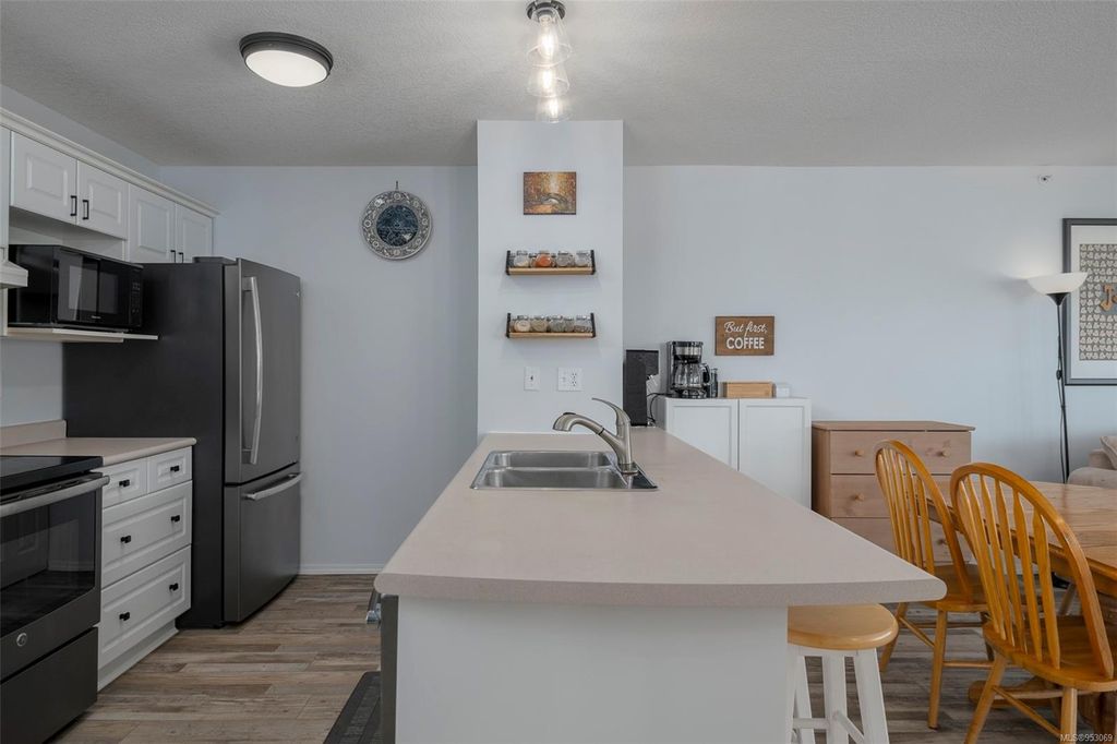 listing image 16049657812473695436