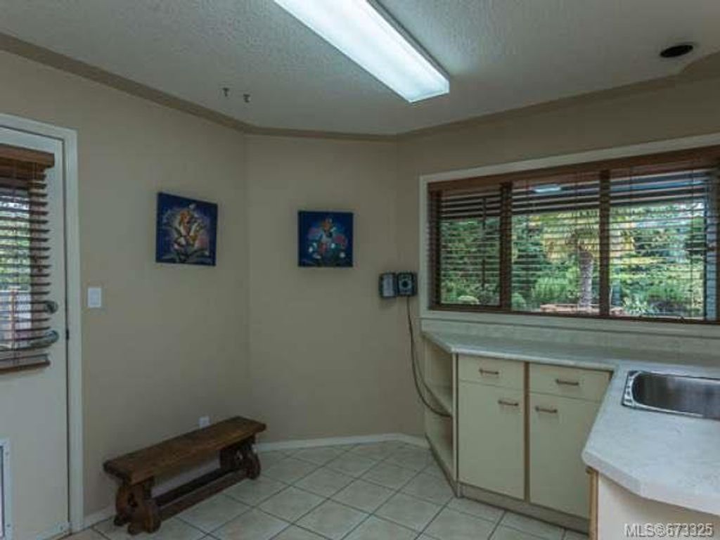 listing image 16041843588845698001