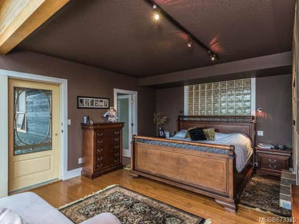 listing image 16042615397255698183