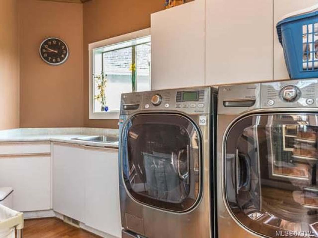 listing image 16045696937704607873