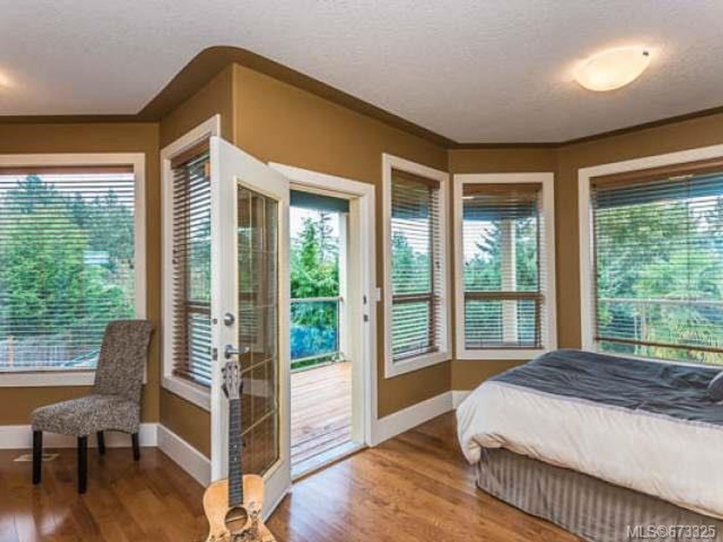 listing image 16041408077592798130