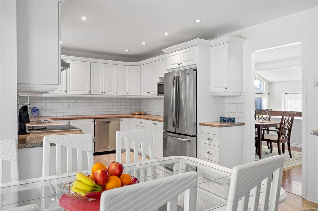 listing image 16049679117691283383