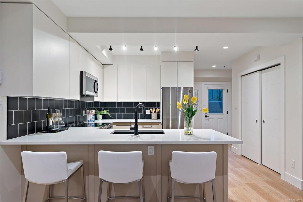 listing image 16045828612037414876
