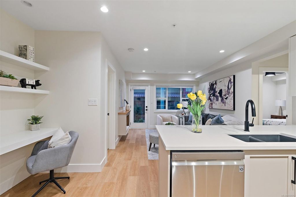 listing image 16049951017460355945