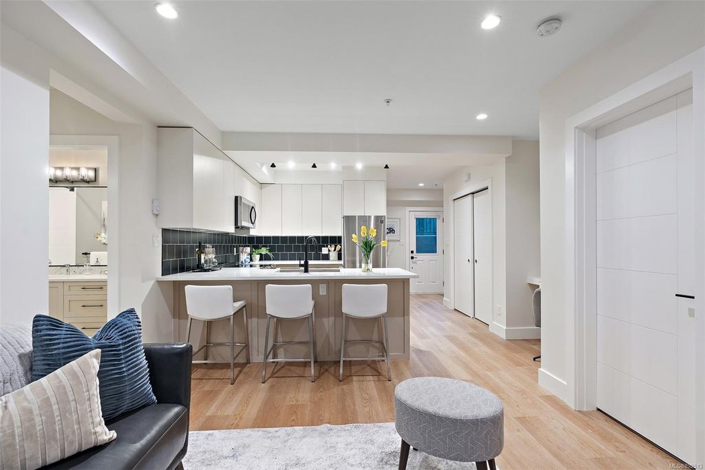 listing image 16041040538925255973