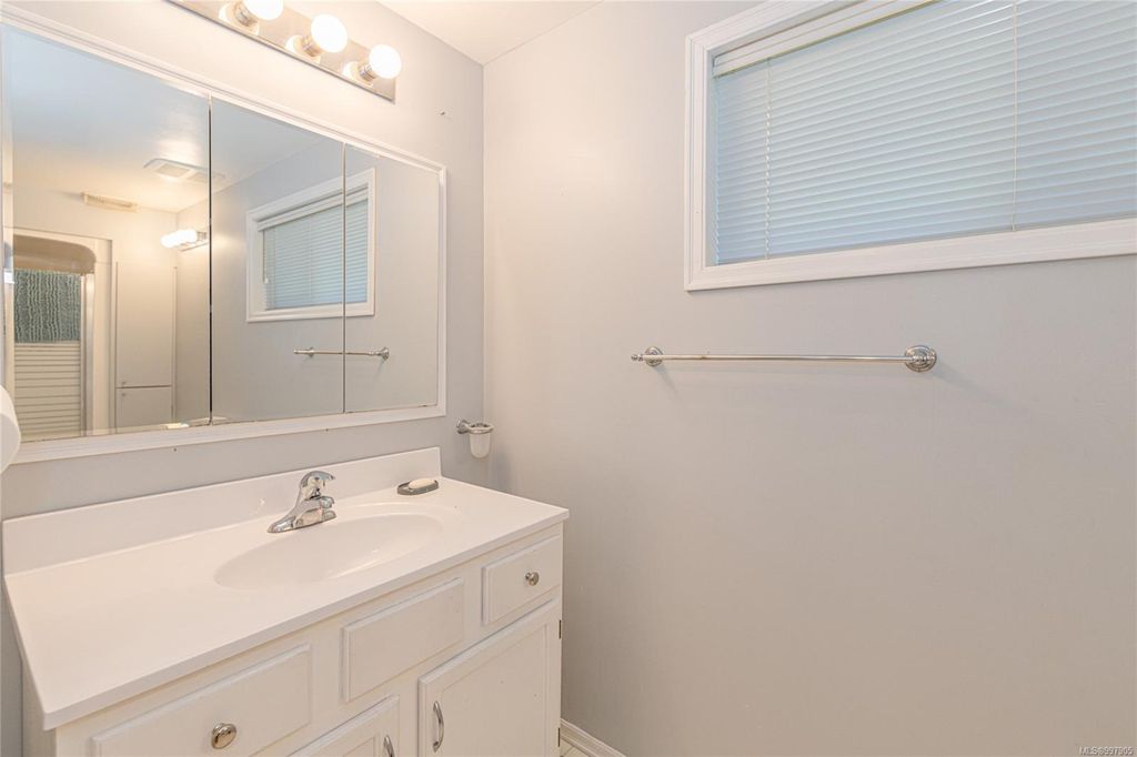 listing image 16041989380777722988