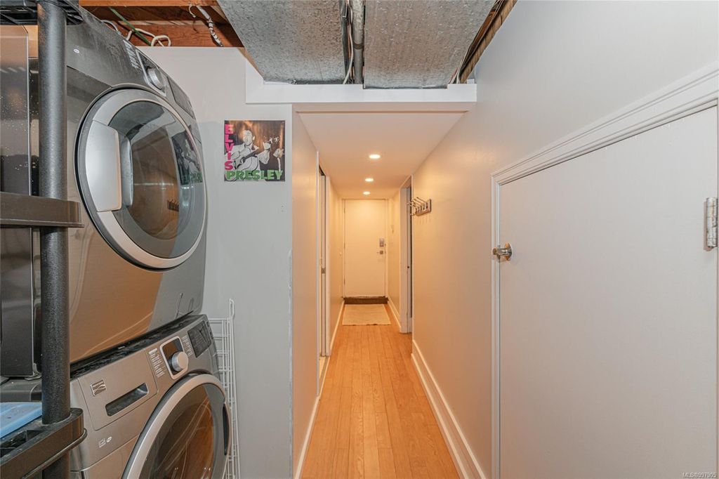 listing image 16040940259403005437