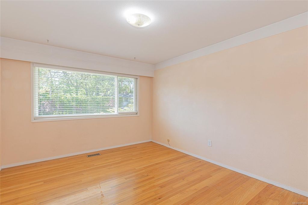 listing image 16042187834554525563