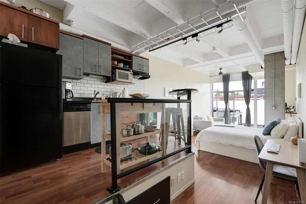 listing image 16041085676568017857
