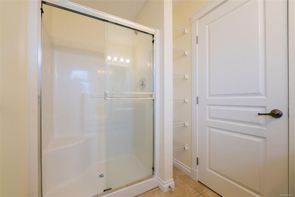 listing image 16048623841528296707