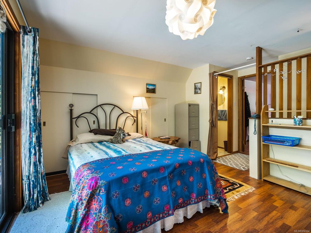listing image 16041819420228997063