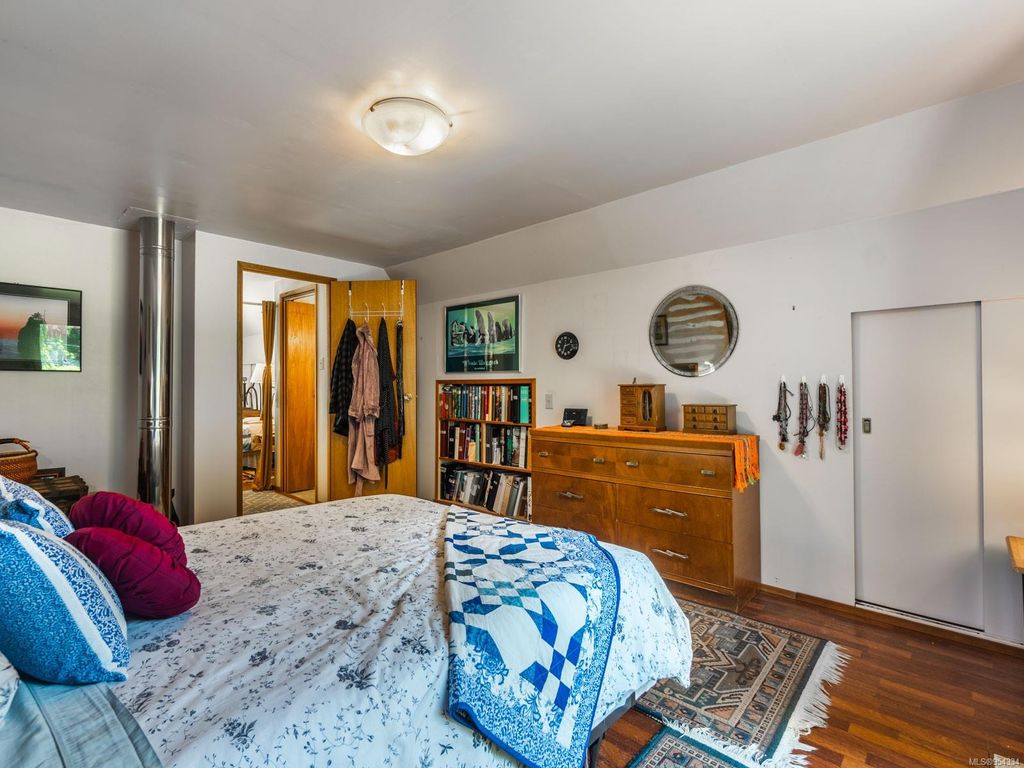 listing image 16042272746921215679
