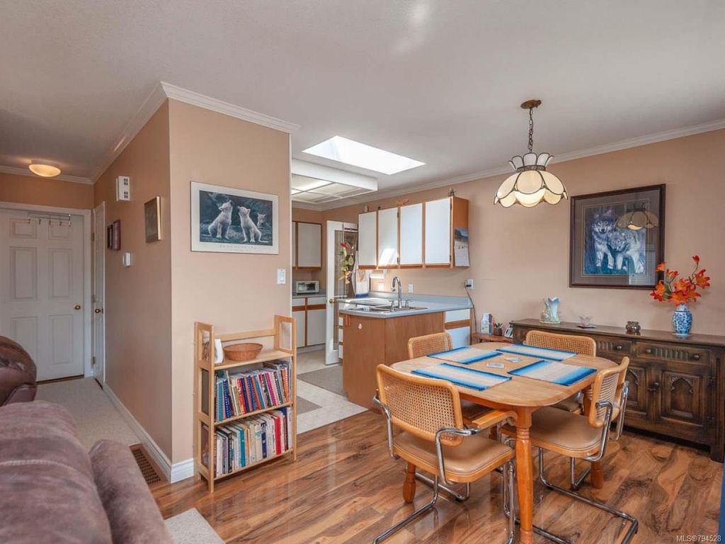 listing image 16048673027141405208