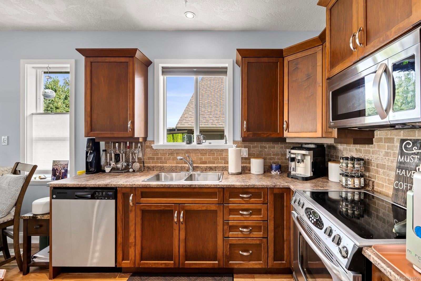 2462 Canuck Pl