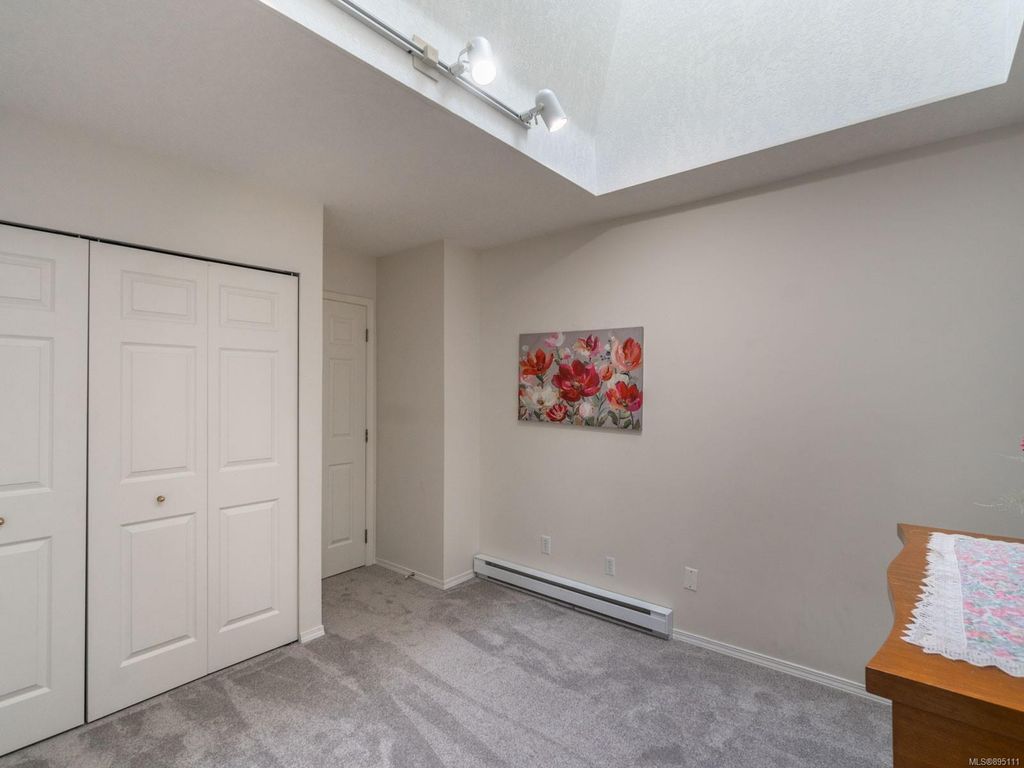 listing image 16041371890696