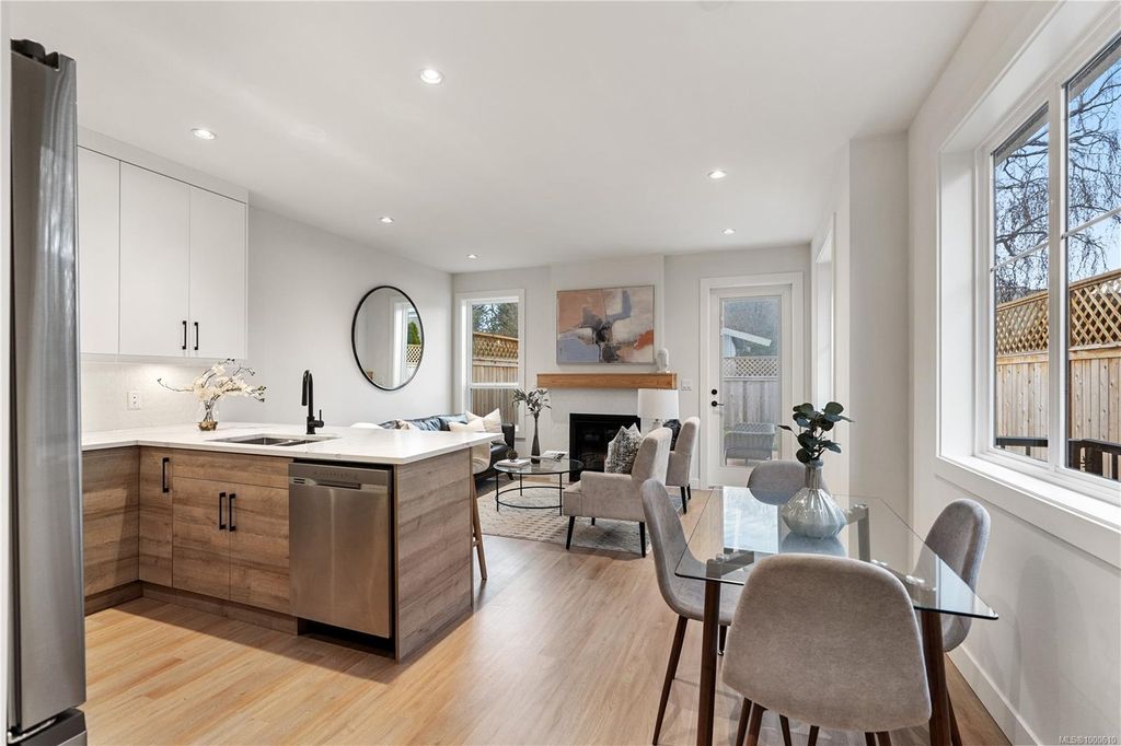 listing image 16049640362304960983