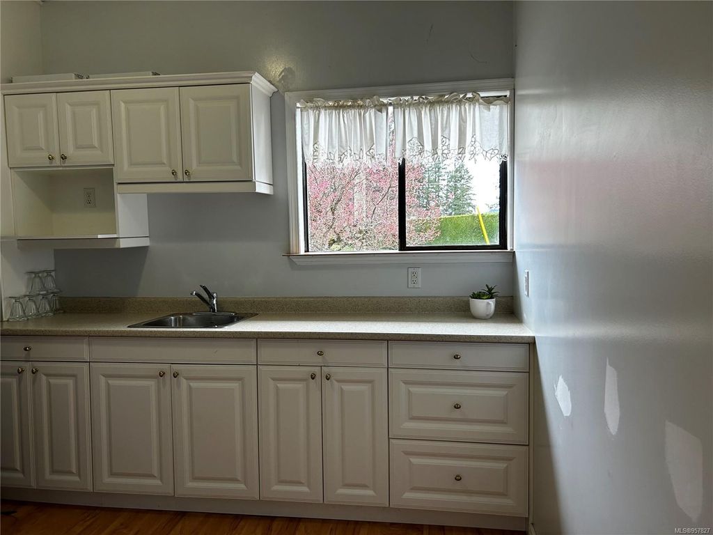 listing image 16047186358206419979